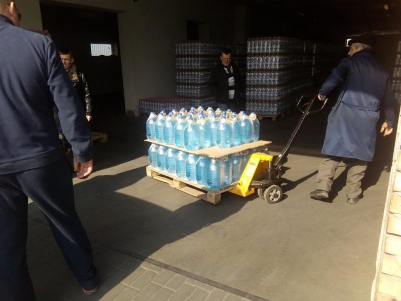 Волонтери відправили до шпиталю тонну мінеральної води