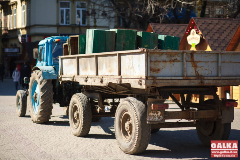 Комунальники налаштовуються на літо – збирають ящики з піском (ФОТО)
