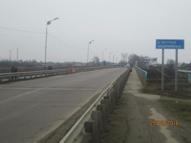 З моста на Коновальця у Бистрицю впала жінка – відбулася переляком