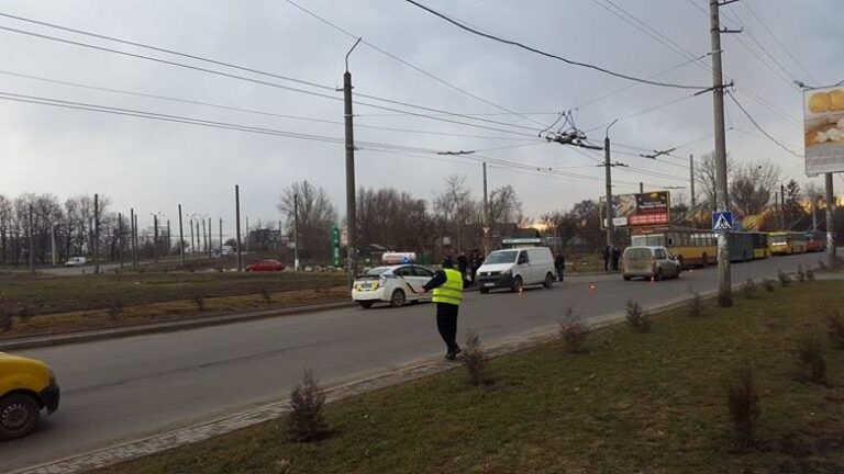 Через ДТП рух тролейбусів в бік Каскаду та Позитрону паралізований (ФОТО)