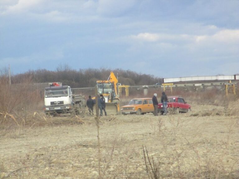 На Бистриці під Франківському знову взялися за “руслоочищення” – активно вивозять гравій (ФОТО)