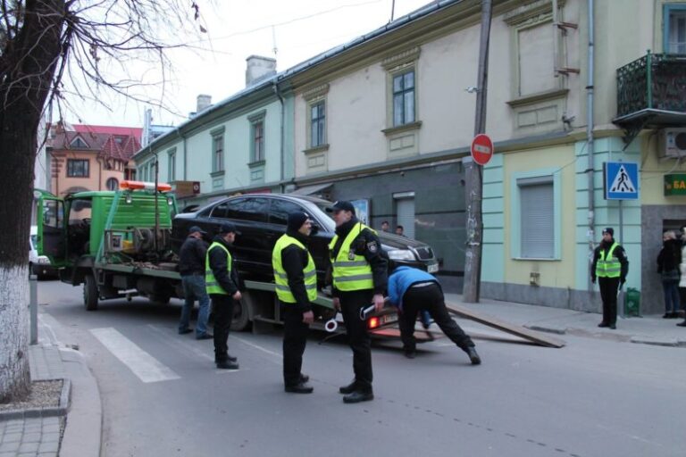 Поліція та евакуатор – у центрі міста знову в дії чудовий тандем (ФОТО)