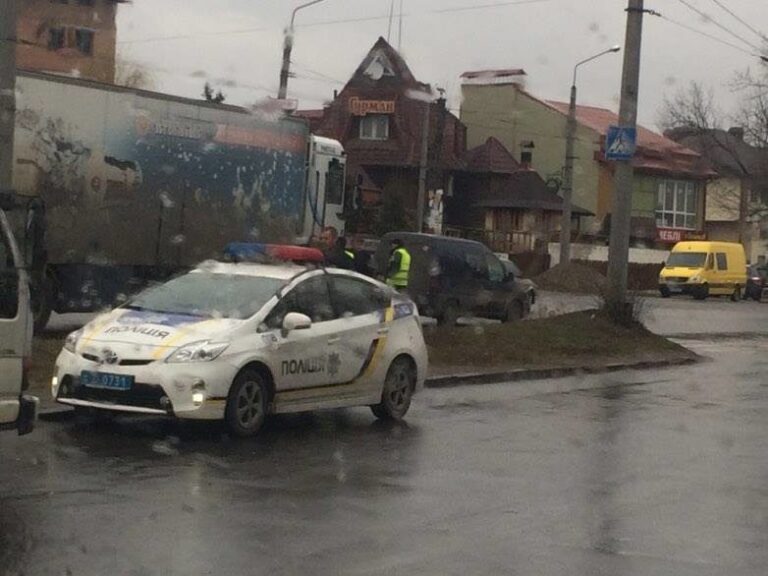 На в’їзді в місто багатотонна вантажівка взяла на таран легковик (ФОТОФАКТ)