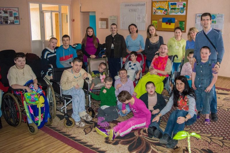 “Люди, даруйте добро, це ж так просто!” – волонтери допомогли неповносправним прикарпатцям та закликають робити це інших