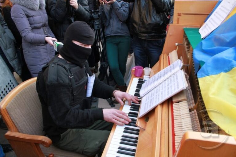 Піано-екстреміст проведе групу волонтерів-добровольців до зони АТО