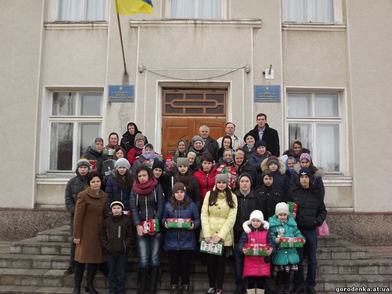 Шістдесят прикарпатських сиріт отримали подарунки від ровесників з Європи