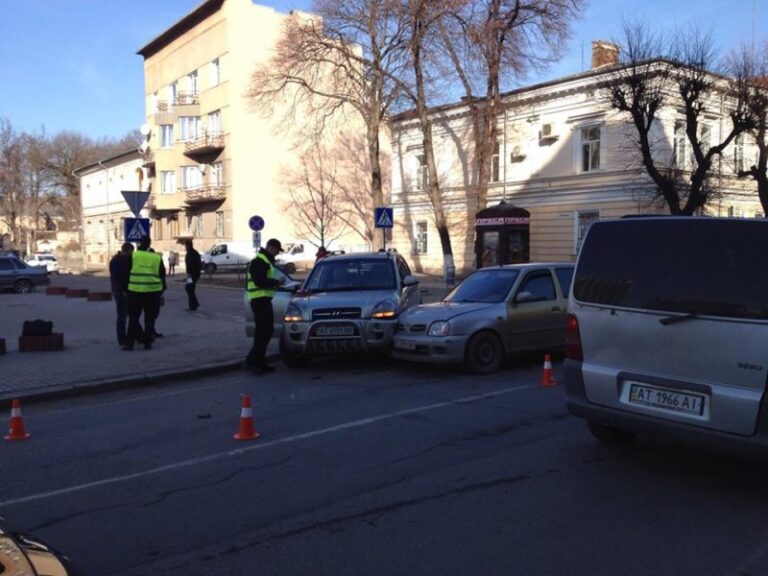 Коло Білого дому в центрі Франківська ДТП (ФОТОФАКТ)