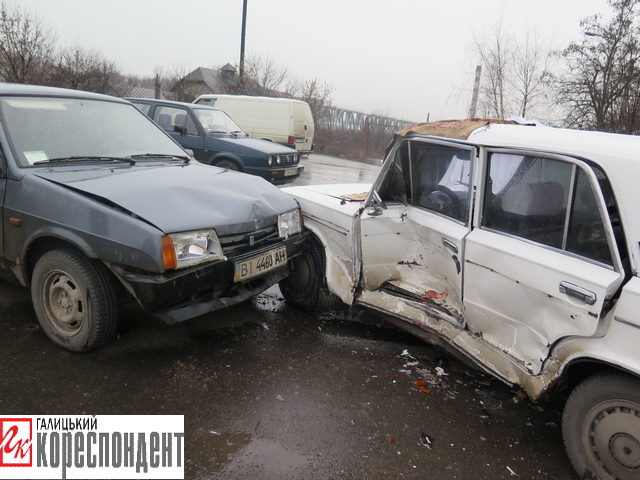 У ДТП на Надрічній постраждав 82-річний водій