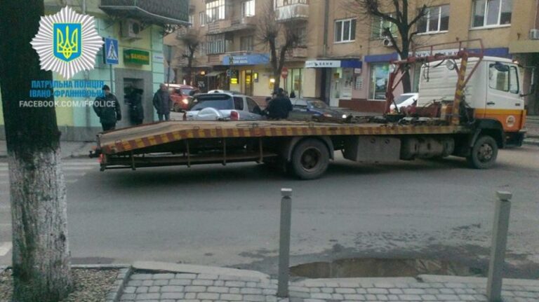 Поліцейські евакуювали неналежно припарковану автівку прикарпатського прокурора