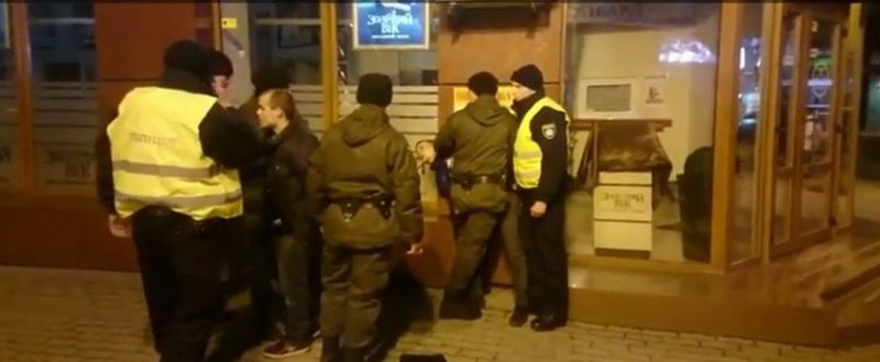 Неадекватні молодики розбили головою вітрину магазину під час затримання патрульною поліцією (ВІДЕО)