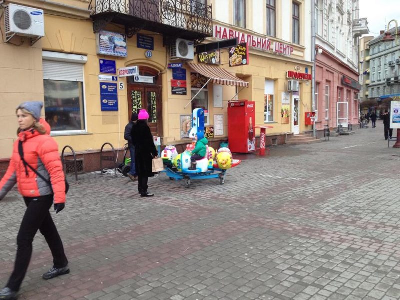 Незаконні атракціони вкотре повернулися на Вічевий майдан (ФОТОФАКТ)
