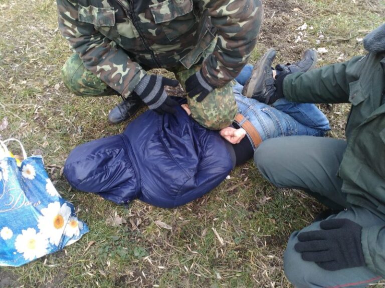 На Прикарпатті затримали чоловіка, котрий намагався перенести в колонію мобільні телефони, спирт та шприци (ФОТО)