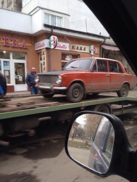 Помилку чергового автопорушника виправили поліцейські та евакуатор (ФОТО)