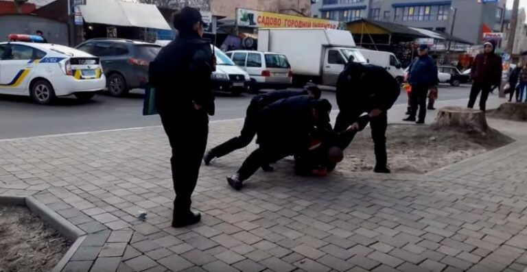 З чоловіком, якого ефектно затримала поліція у центрі міста, провели профілактичну бесіду та відпустили