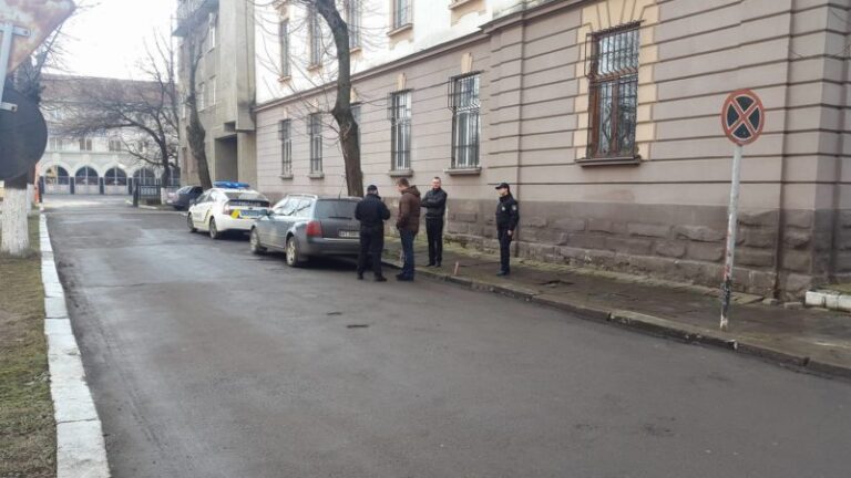 Патрульні поліцейські розібралися з авторагулем, який блокував шлях пожежникам (ФОТО)