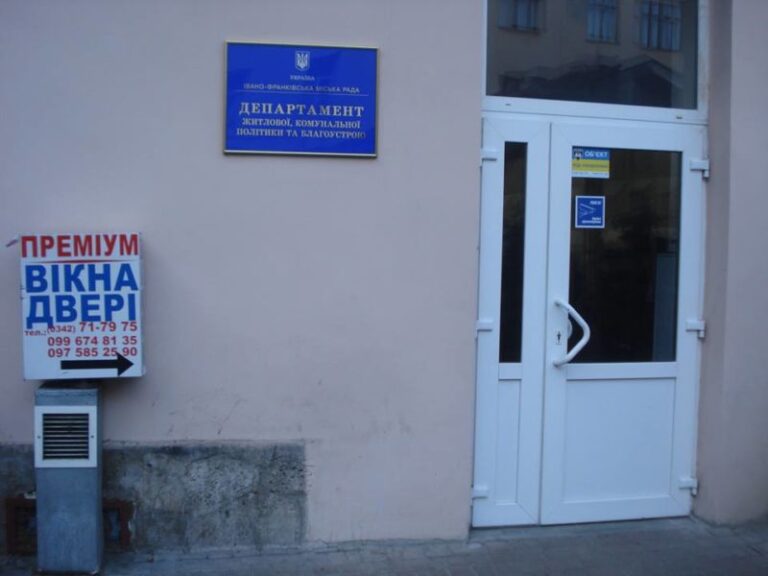 Незаконна реклама на антипаркувальному стовпчику на велодорожці тепер “житиме” в комунальному департаменті (ФОТОФАКТ)