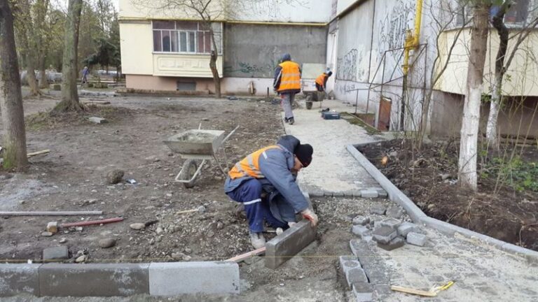 На вулиці Героїв УПА облаштовують прибудинкову територію (ФОТО)