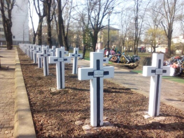 У Меморіальному сквері на хрестах встановили іменні таблички (ФОТО)