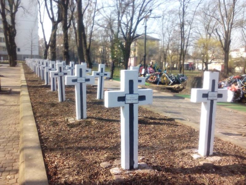 У Меморіальному сквері на хрестах встановили іменні таблички (ФОТО)