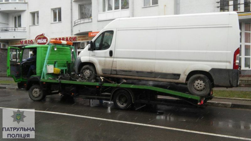 У Франківську поліція евакуює навіть вантажні мікроавтобуси (ФОТО)