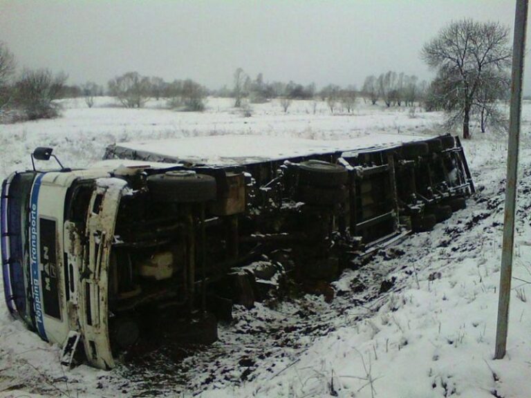 На Франківщині ДТП – перекинулася вантажівка (ФОТО)
