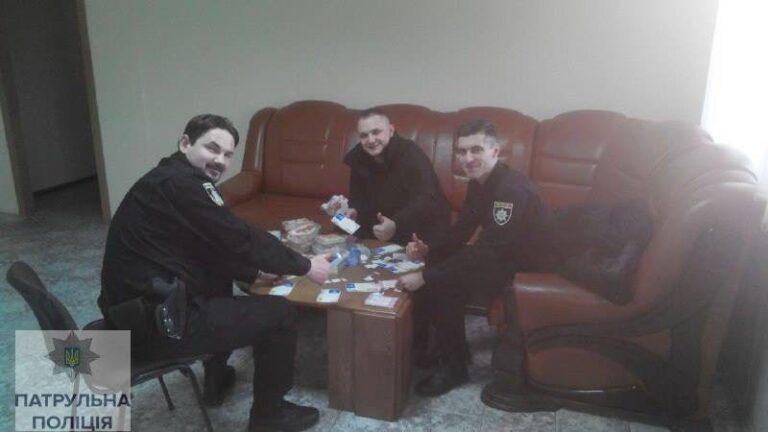 Патрульна поліція Івано-Франківська підготувала жінкам вітальні листівки (ФОТО)