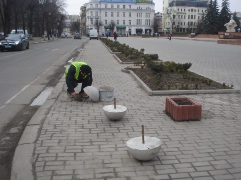 Комунальники розпочали рішучу боротьбу з паркуванням на площі під “Білим домом” (ФОТО)