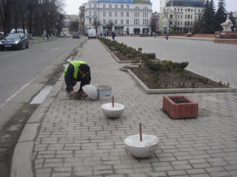 Комунальники розпочали рішучу боротьбу з паркуванням на площі під “Білим домом” (ФОТО)