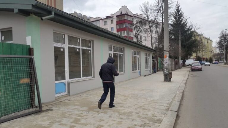 Капітально збудовані “кіоски” Привокзального ринку готуються до відкриття (ФОТО)