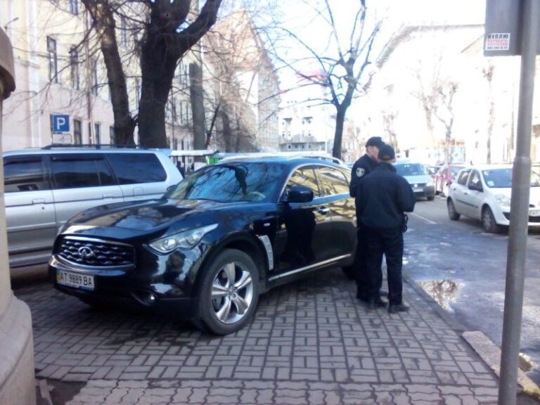 У центрі міста евакуювали елітне “Інфініті” (ФОТО)