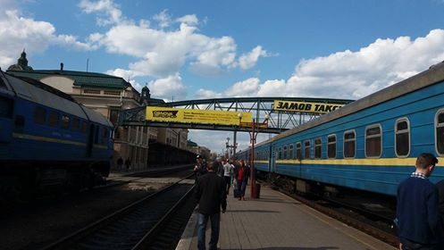Мешканка Франківська обурена через рекламу на пішохідному мості  (ФОТО)