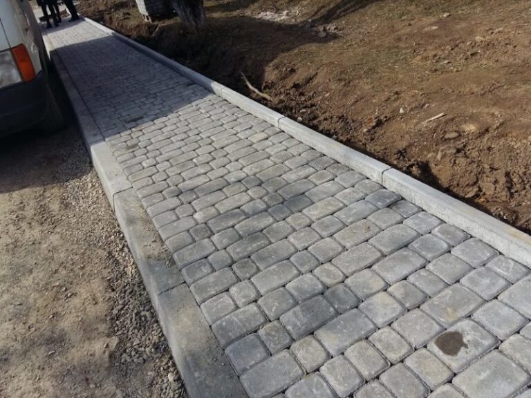 На вулиці Покутській облаштовують тротуар (ФОТО)