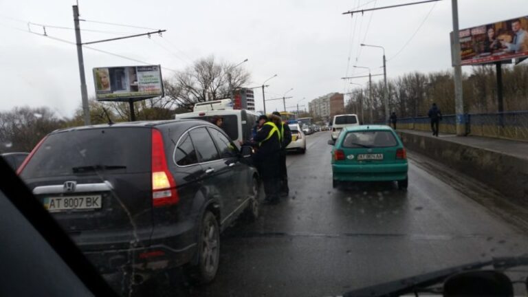 На пасічнянському мості через ДТП ускладнений рух (ФОТО)