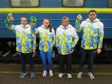 легкоатлети
