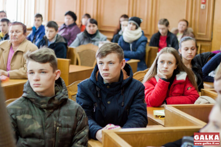 Як правильно обрати професію, щоб не залишитися дипломованим безробітним навчали дітей-сиріт у Франківську (ФОТО)