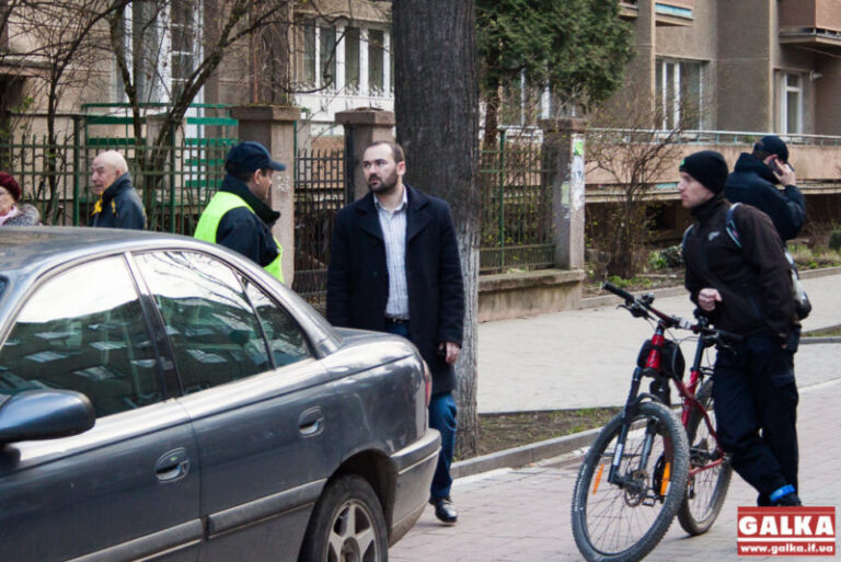 Патрульним довелось “звільняти” велодоріжку на Шевченка від автівок (ФОТО)