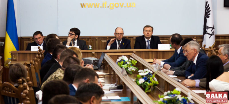 Нові автобуси отримають школи, до яких будуть нормальні дороги – Яценюк