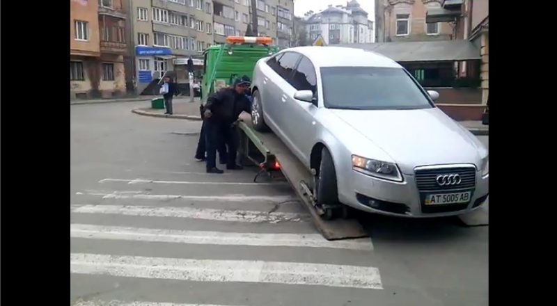 У центрі міста поліція та евакуатор виправили порушення власника елітного “Ауді” (ВІДЕО)
