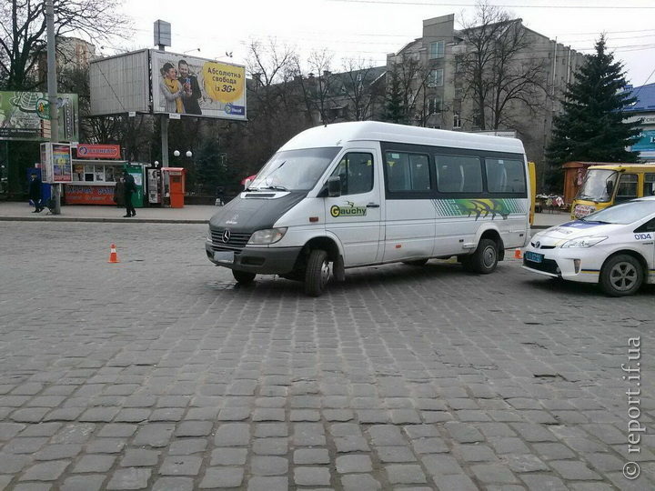 На вокзалі маршрутка збила жінку (ФОТО)