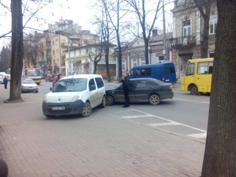 Рух у центрі міста ускладнений через ДТП (ФОТО)