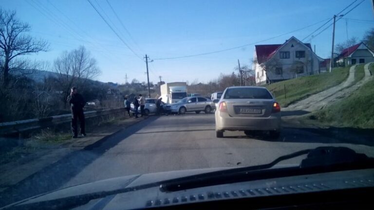 Під Делятином зіткнулись дві автівки (ФОТО)