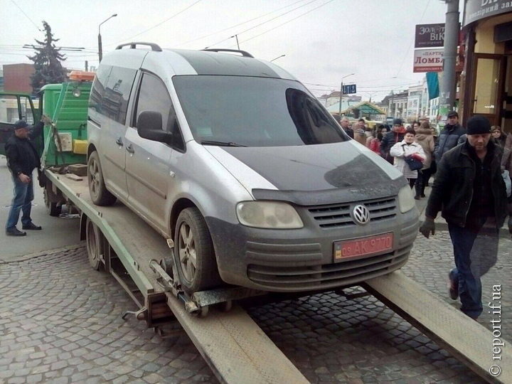 Черговий порушник паркування шукав свою машину на штрафмайданчику (ФОТО)
