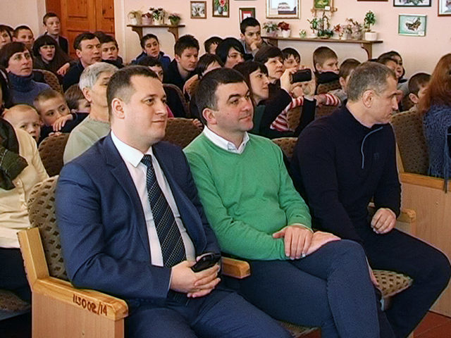 Прикарпатській школі-інтернату подарували спортивне знаряддя і смаколики (ВІДЕО)