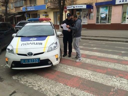 На водія, який зробив зауваження  патрульним,  одягли наручники та відвезли у відділок