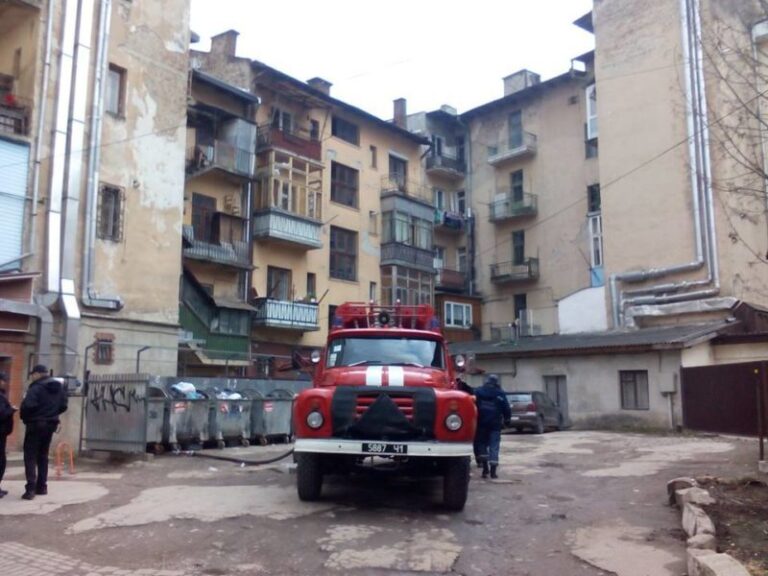 Патрульним та пожежним довелось ліквідовувати пожежу сміття в центрі міста (ФОТО, ВІДЕО)