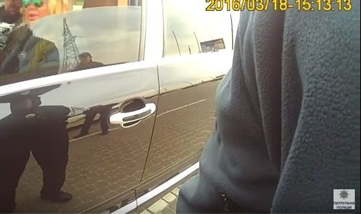 Чергова гламурна блондинка порушила правила руху та погрожувала поліції (ВІДЕО)