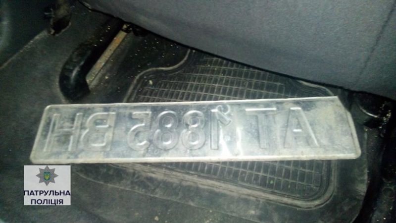 Чуйні патрульні – поліція повернула власнику авто загублений номерний знак (ФОТОФАКТ)