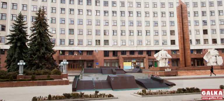 “Тепле місто” взялось за облаштування скейт-парку на площі перед ОДА (ФОТОФАКТ)