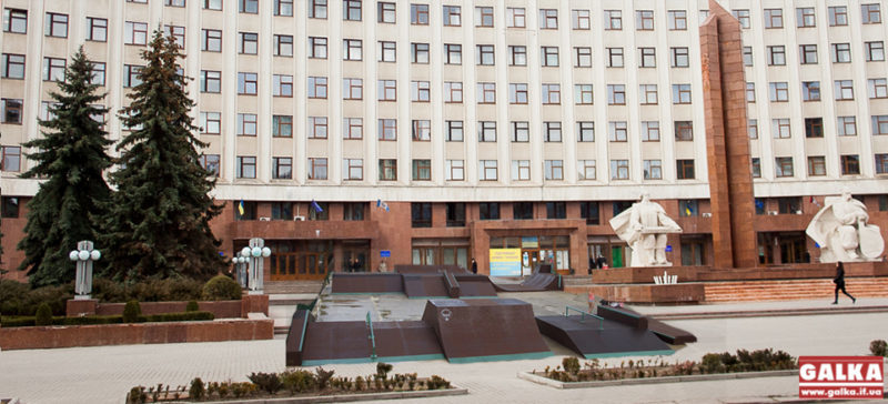 “Тепле місто” взялось за облаштування скейт-парку на площі перед ОДА (ФОТОФАКТ)