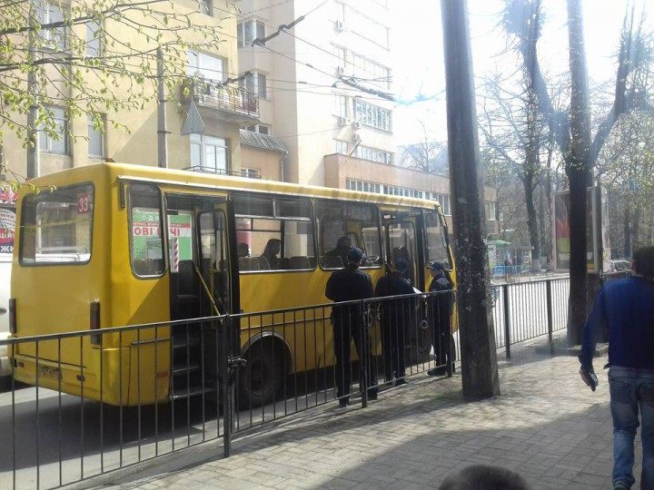 Водія франківсьої маршрутки покарають за те, що висадив пасажирів у невстановленому місці
